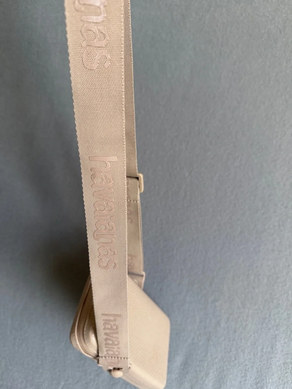 Havaianas Compact Crossbody Phone Pouch in Beige - Picture 6 of 8